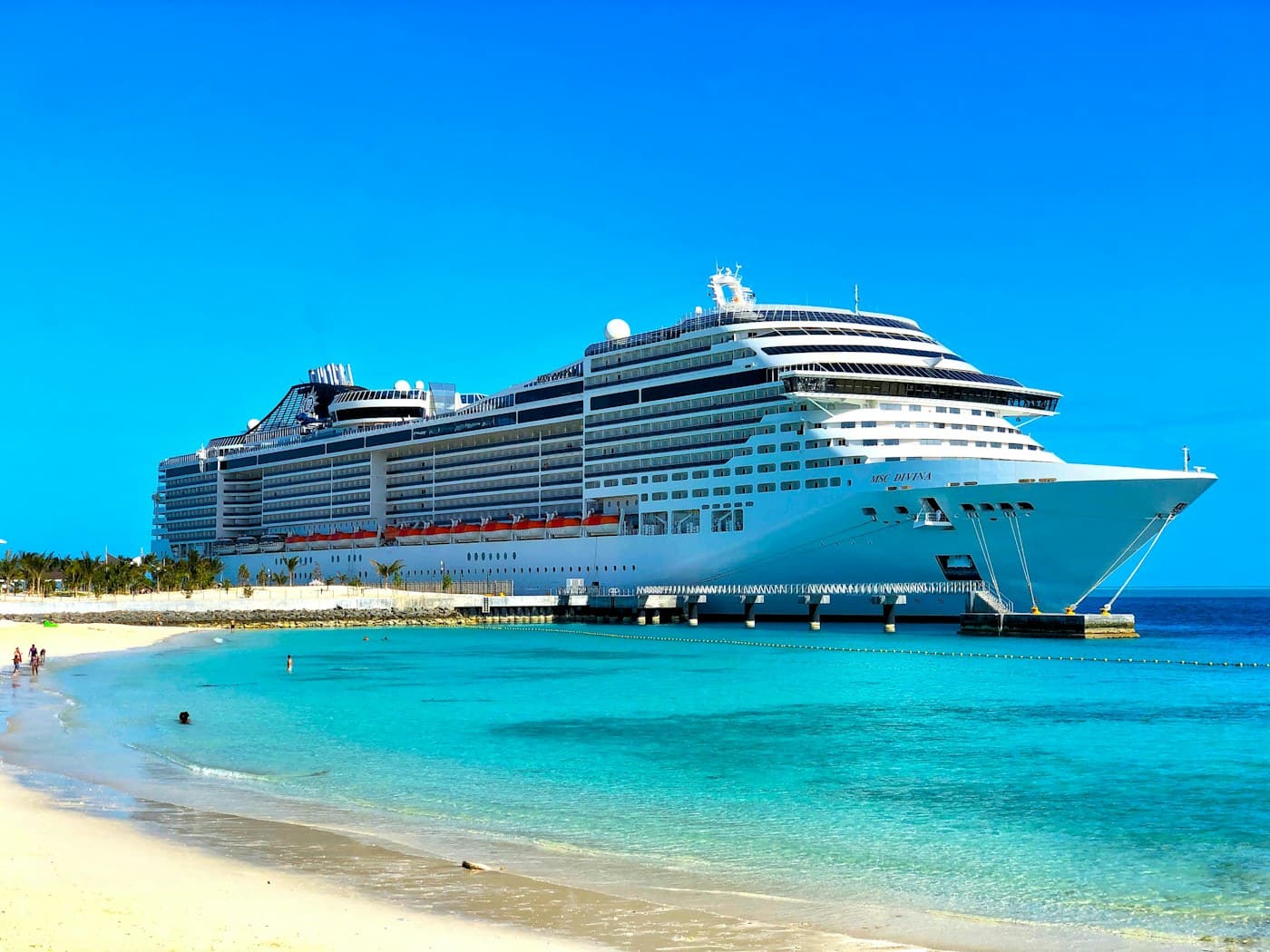 Navio de cruzeiro atracado junto ao mar
