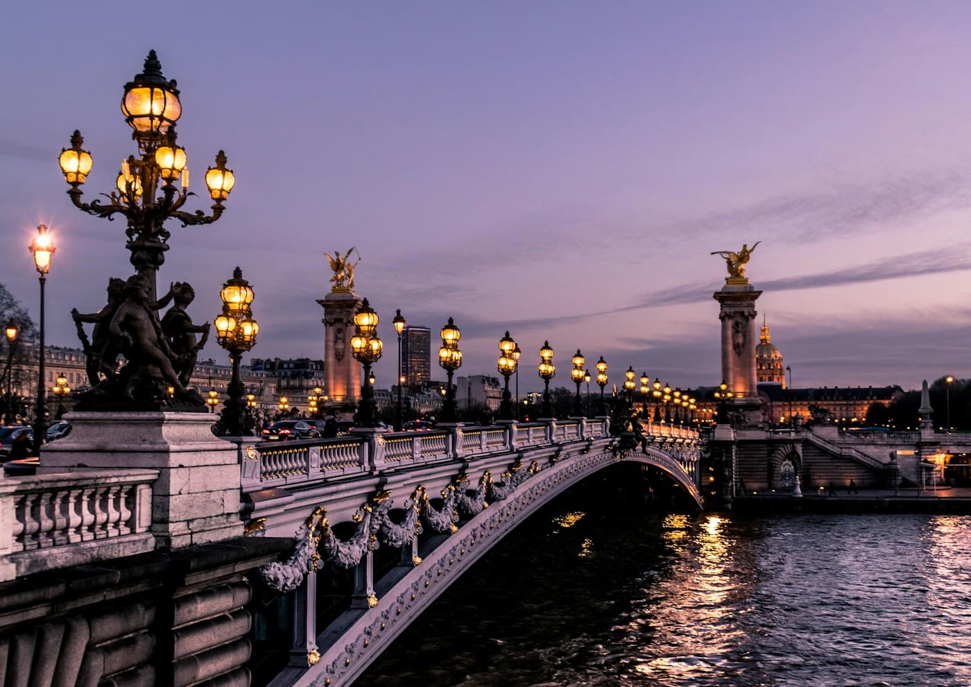 Ponte em Paris ao anoitecer, com a Torre Eiffel ao fundo