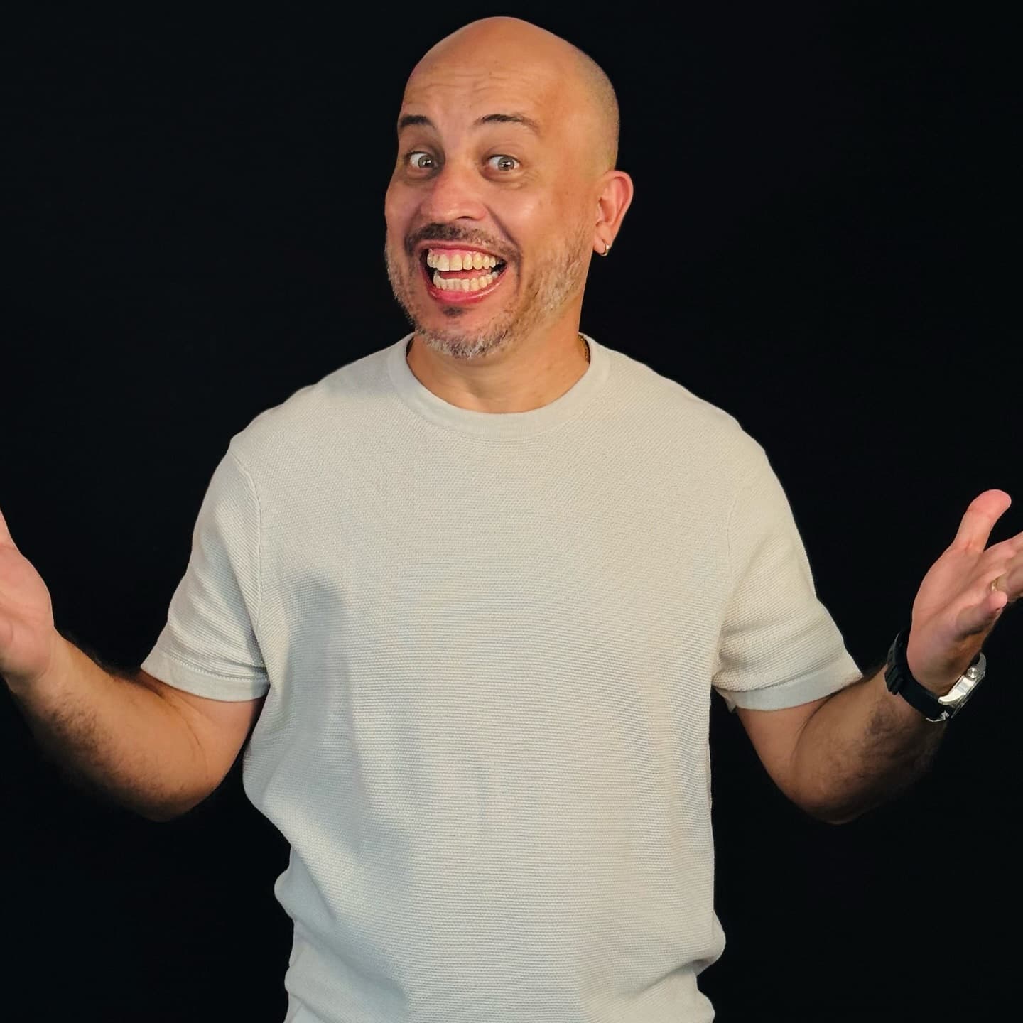 Otávio sorrindo, de braços abertos